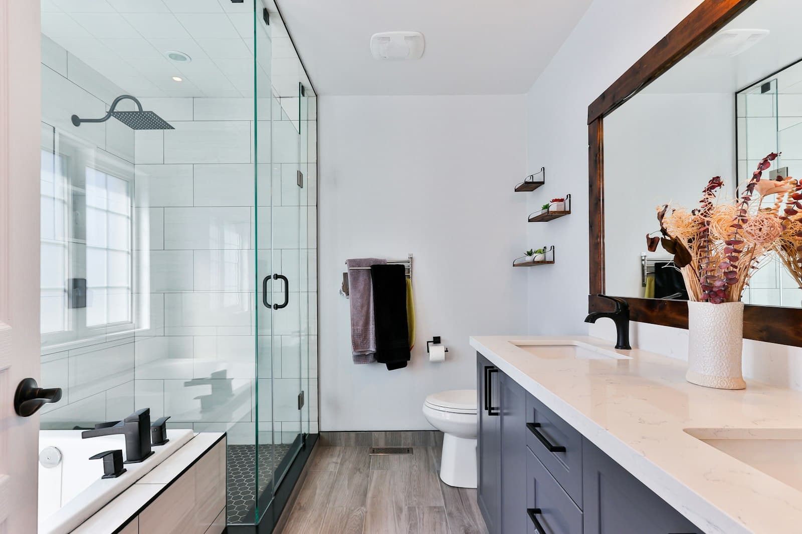Baño renovado con ducha y acabados modernos